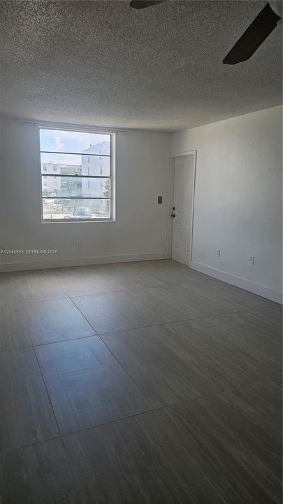 For Sale: $275,000 (2 beds, 2 baths, 996 Square Feet)
