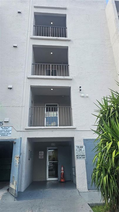 For Sale: $275,000 (2 beds, 2 baths, 996 Square Feet)