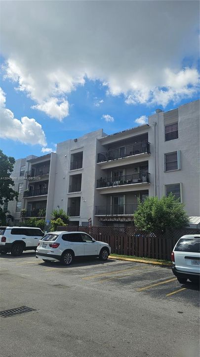 For Rent: $2,200 (2 beds, 2 baths, 996 Square Feet)