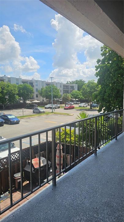 For Rent: $2,200 (2 beds, 2 baths, 996 Square Feet)