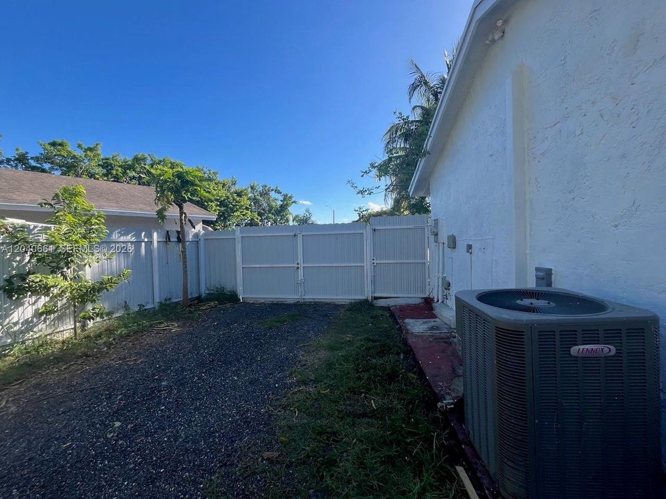 Wide Side Gates