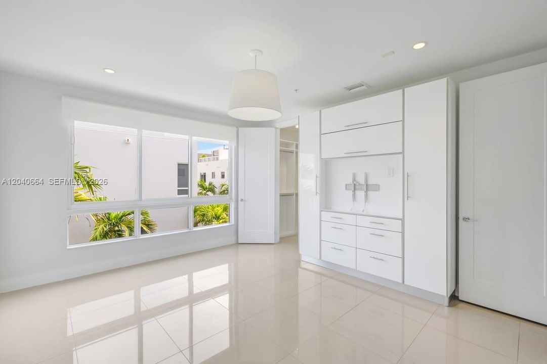 For Sale: $915,000 (4 beds, 3 baths, 2437 Square Feet)