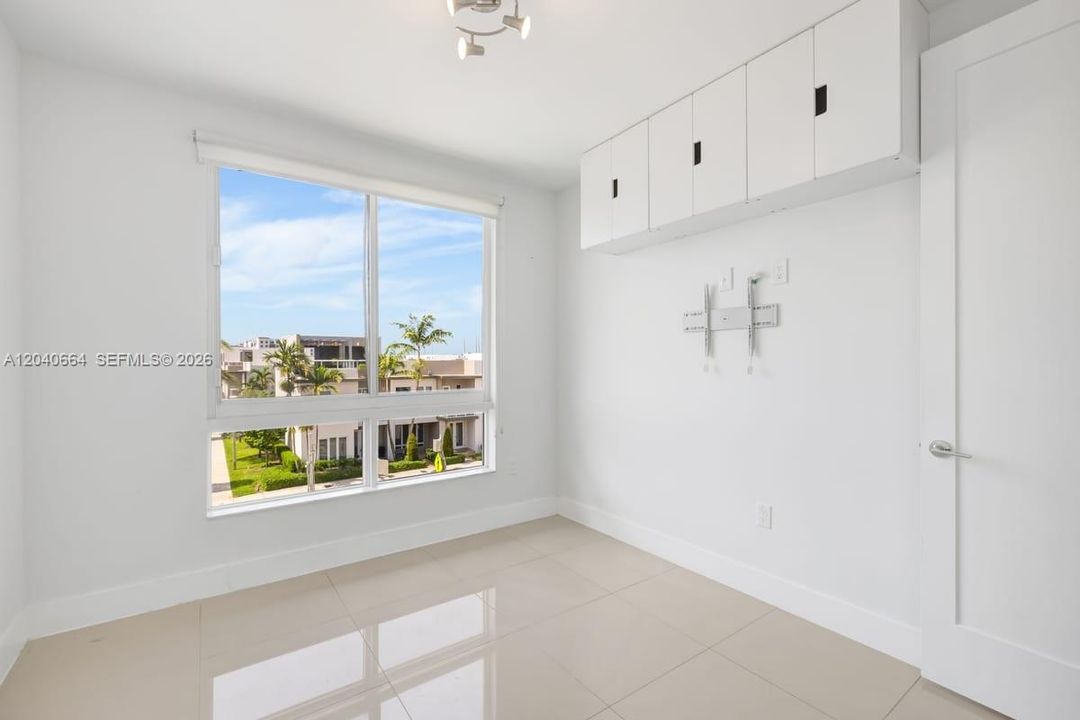 For Sale: $915,000 (4 beds, 3 baths, 2437 Square Feet)