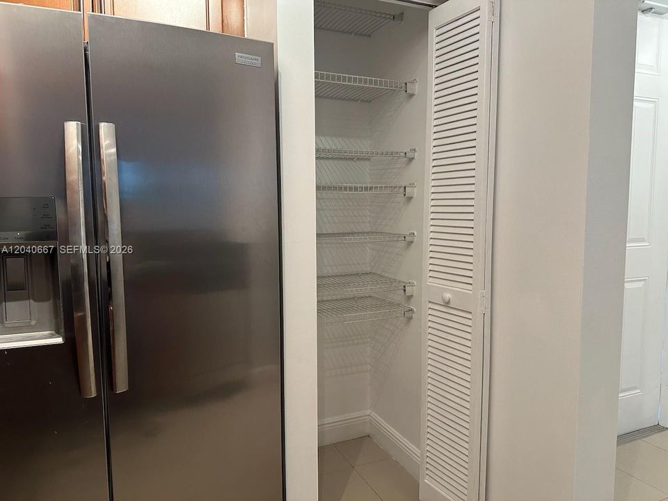 В аренду: $2,300 (1 спален, 1 ванн, 716 Квадратных фут)