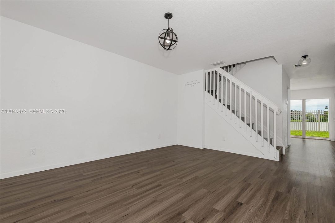 В аренду: $3,475 (3 спален, 2 ванн, 1570 Квадратных фут)