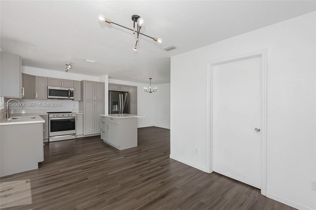 В аренду: $3,475 (3 спален, 2 ванн, 1570 Квадратных фут)