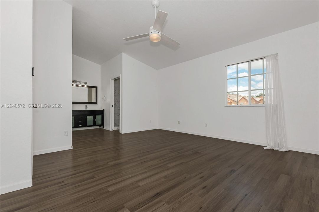 В аренду: $3,475 (3 спален, 2 ванн, 1570 Квадратных фут)
