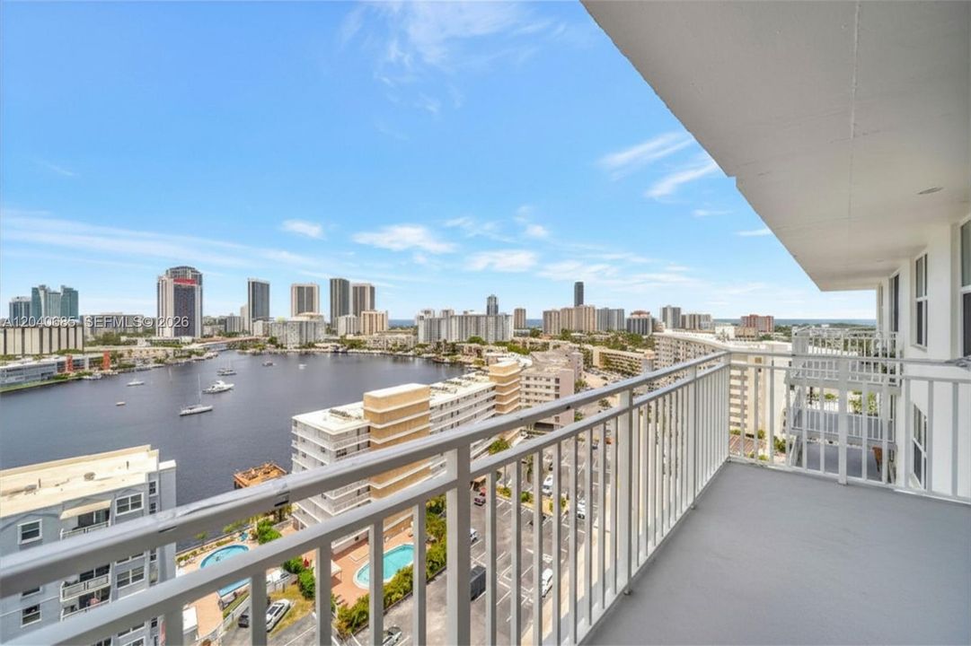 For Sale: $210,000 (1 beds, 2 baths, 868 Square Feet)