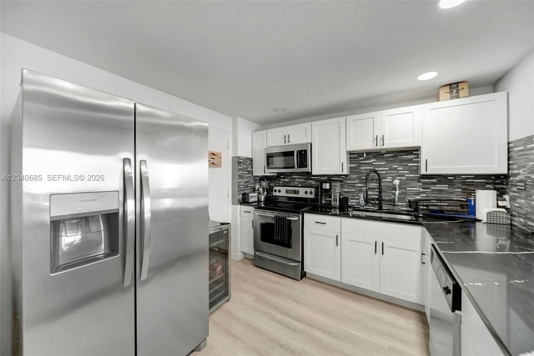 For Sale: $210,000 (1 beds, 2 baths, 868 Square Feet)