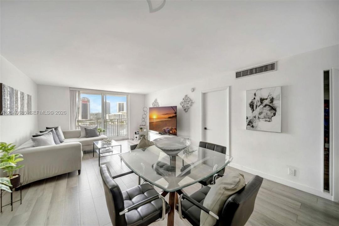 For Sale: $210,000 (1 beds, 2 baths, 868 Square Feet)