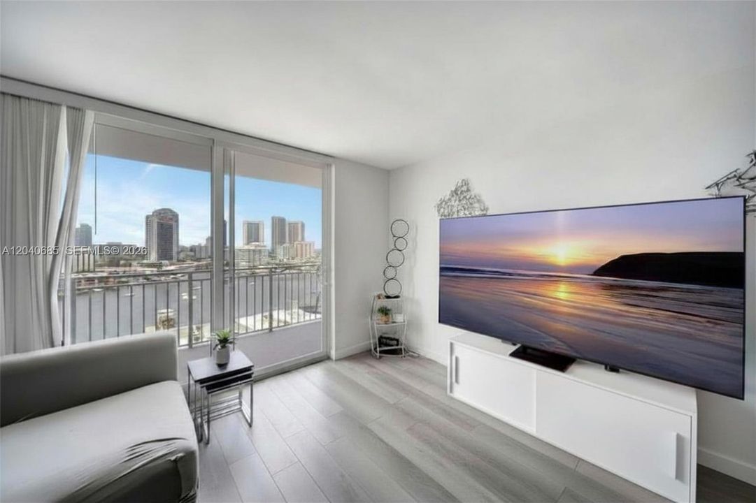 For Sale: $210,000 (1 beds, 2 baths, 868 Square Feet)