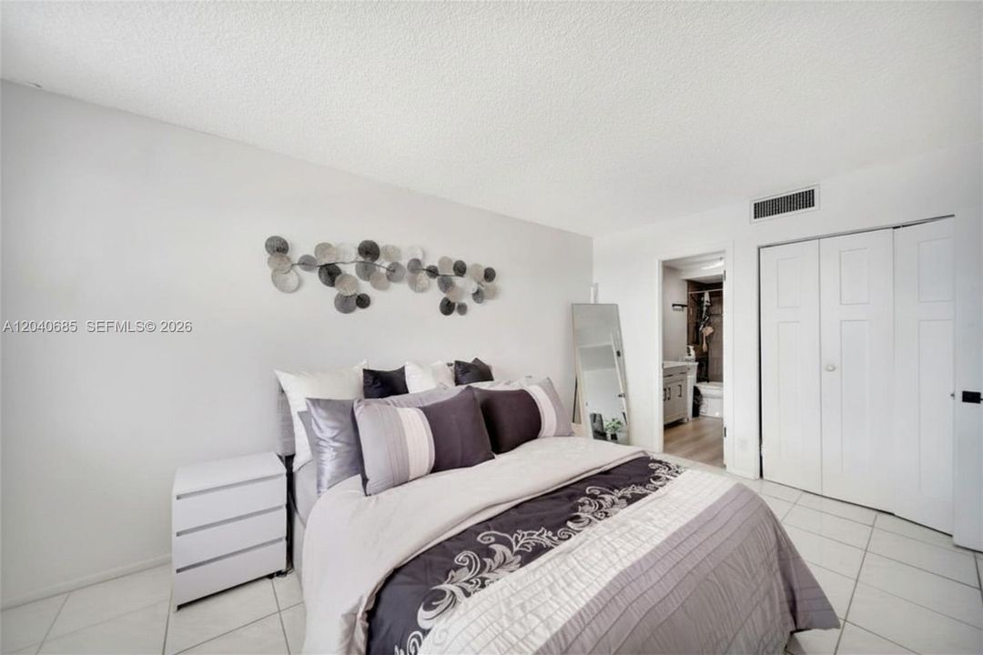 For Sale: $210,000 (1 beds, 2 baths, 868 Square Feet)