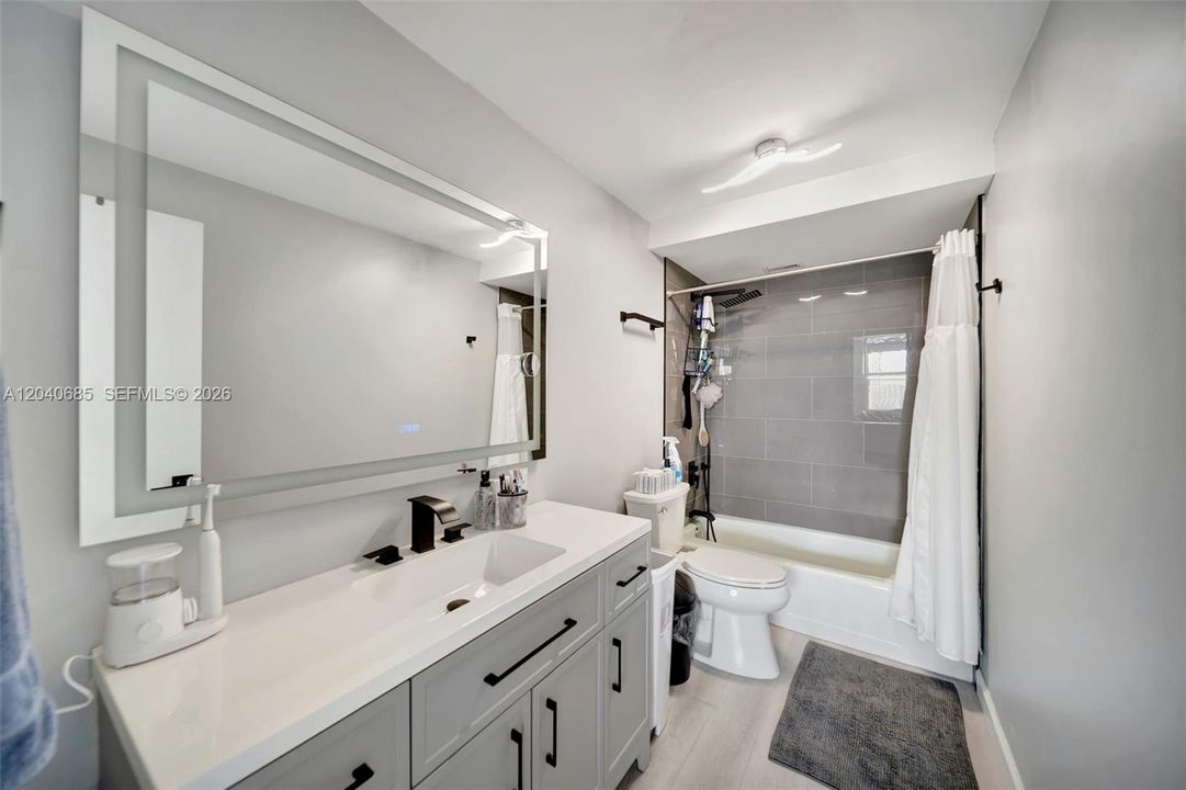 For Sale: $210,000 (1 beds, 2 baths, 868 Square Feet)