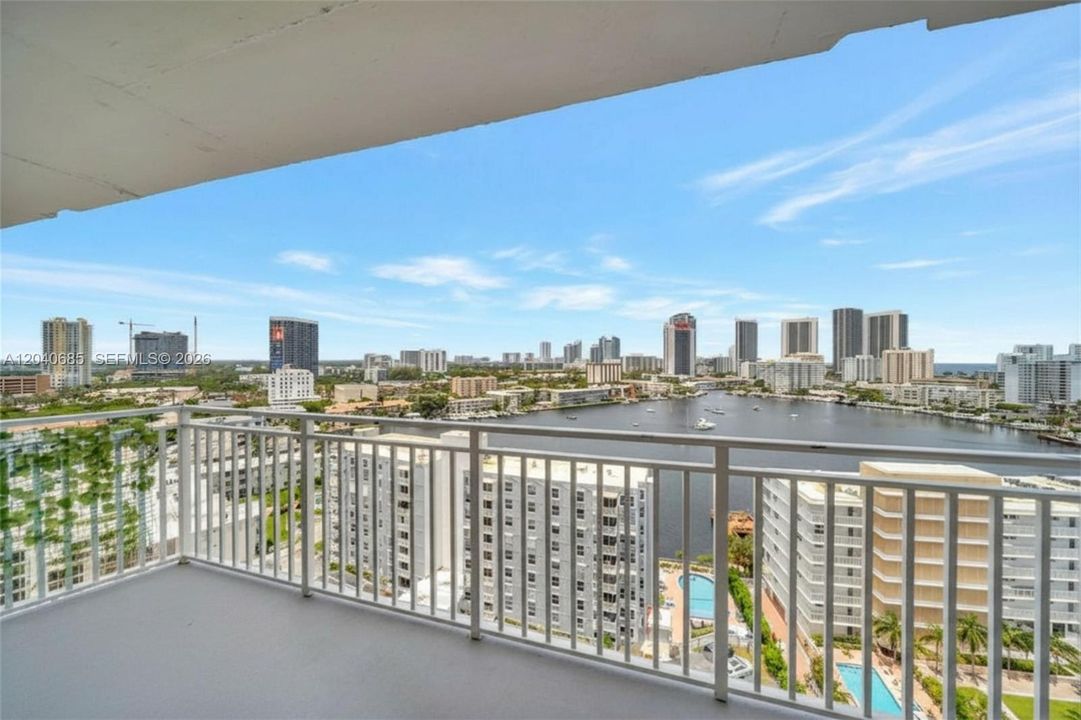 For Sale: $210,000 (1 beds, 2 baths, 868 Square Feet)