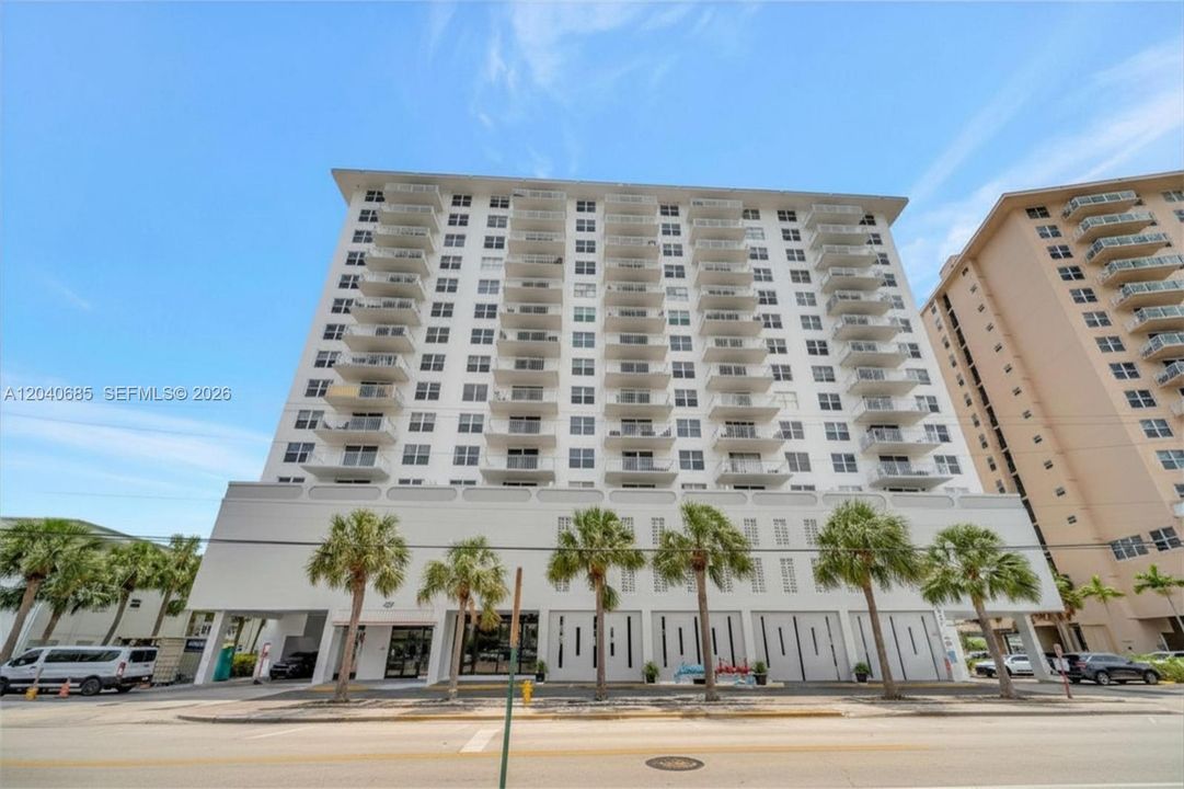For Sale: $210,000 (1 beds, 2 baths, 868 Square Feet)