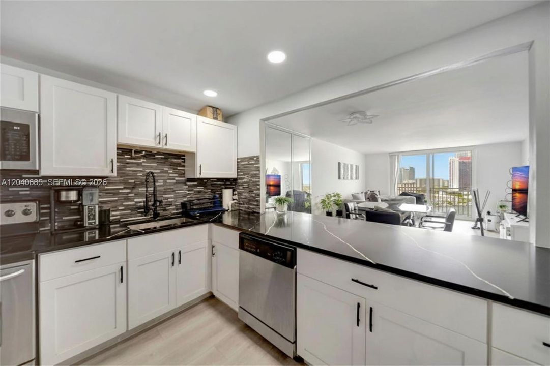 For Sale: $210,000 (1 beds, 2 baths, 868 Square Feet)