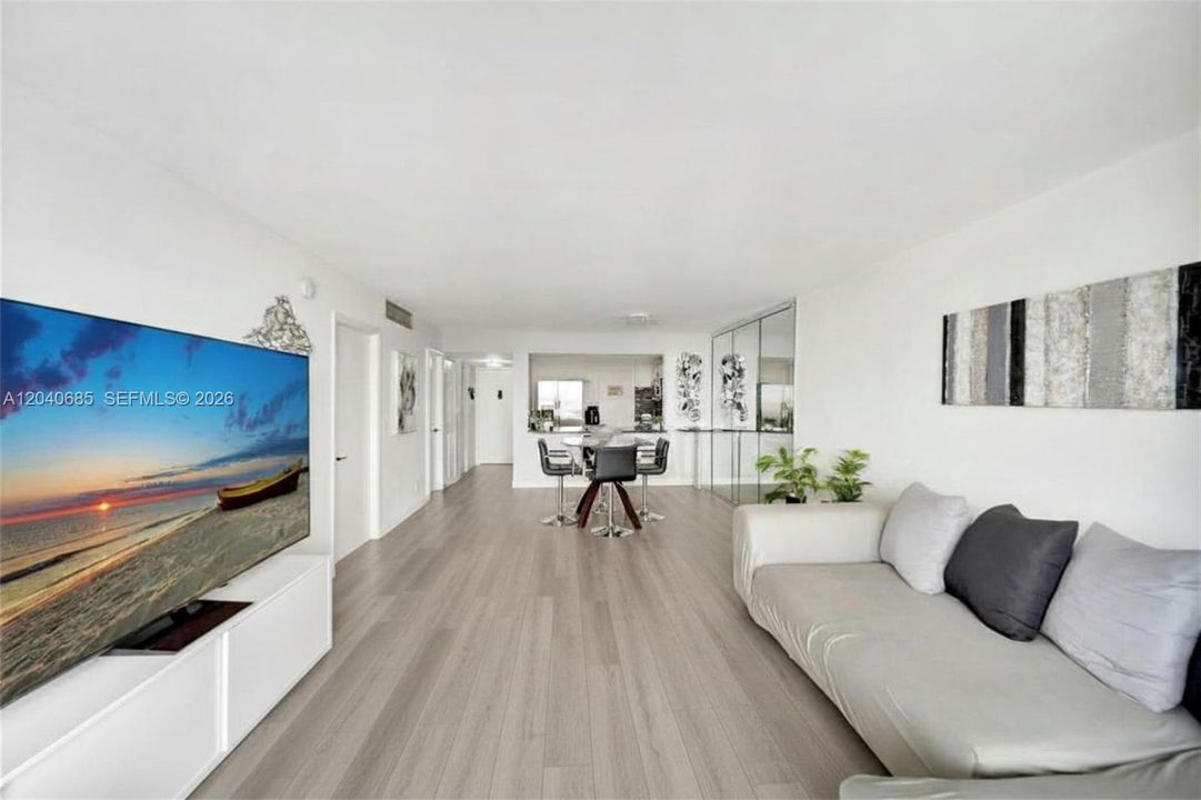 For Sale: $210,000 (1 beds, 2 baths, 868 Square Feet)