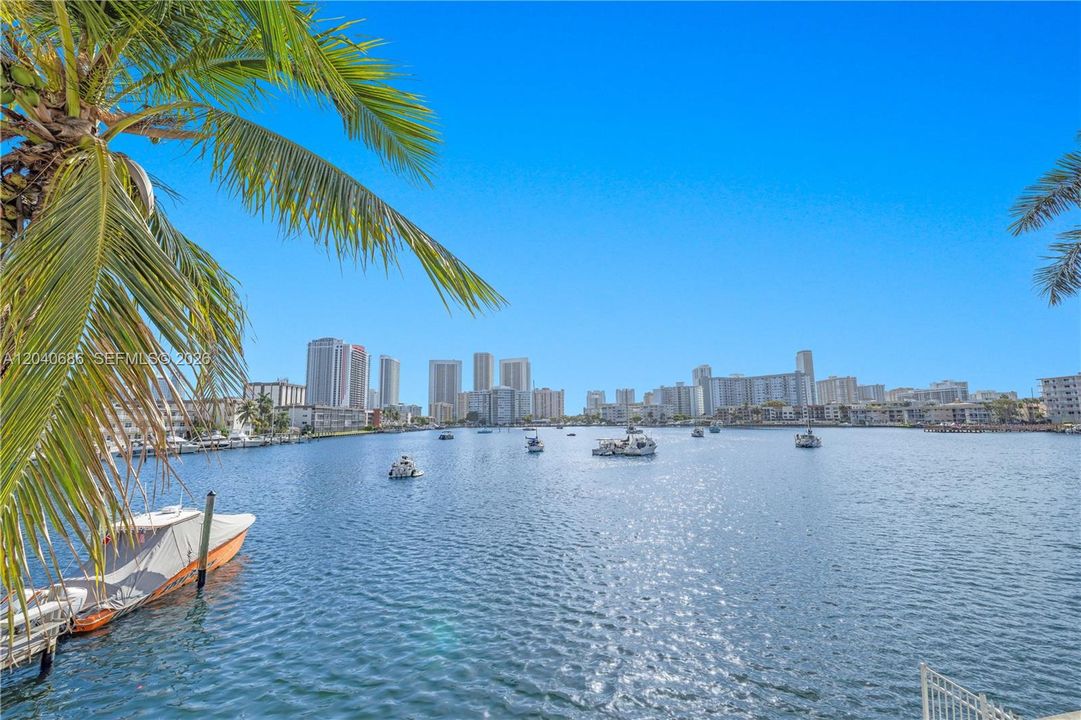 For Sale: $495,000 (2 beds, 2 baths, 1190 Square Feet)