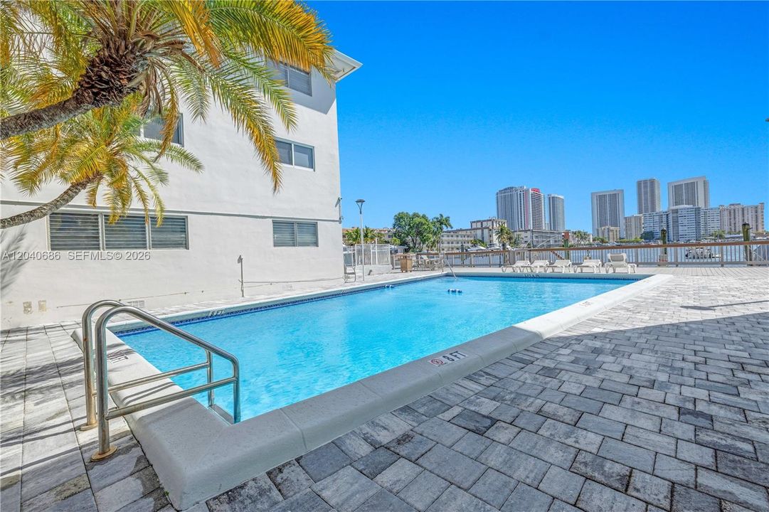 For Sale: $495,000 (2 beds, 2 baths, 1190 Square Feet)