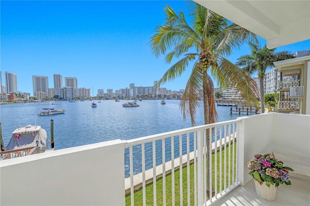 For Sale: $495,000 (2 beds, 2 baths, 1190 Square Feet)