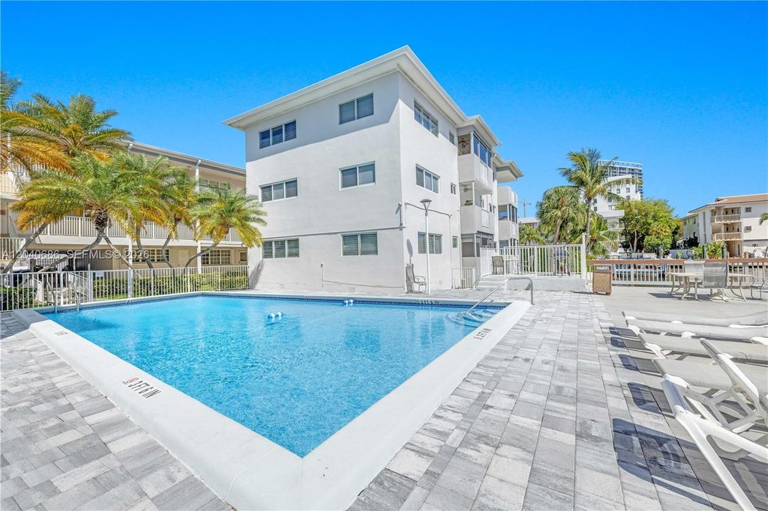 For Sale: $495,000 (2 beds, 2 baths, 1190 Square Feet)