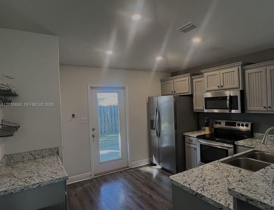 For Rent: $1,575 (4 beds, 2 baths, 1602 Square Feet)