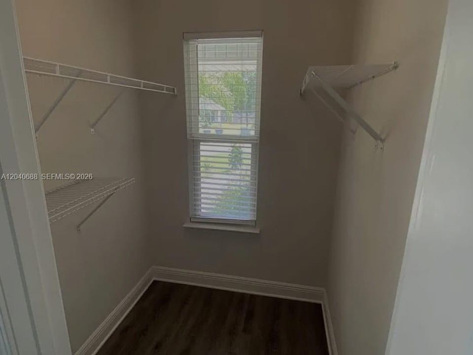For Rent: $1,575 (4 beds, 2 baths, 1602 Square Feet)