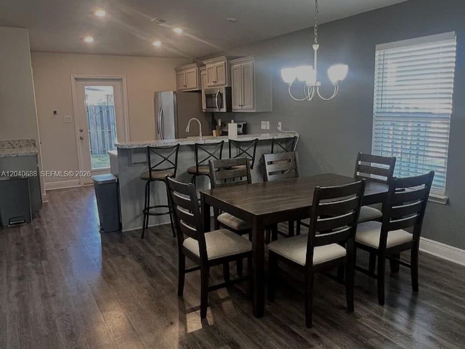 For Rent: $1,575 (4 beds, 2 baths, 1602 Square Feet)