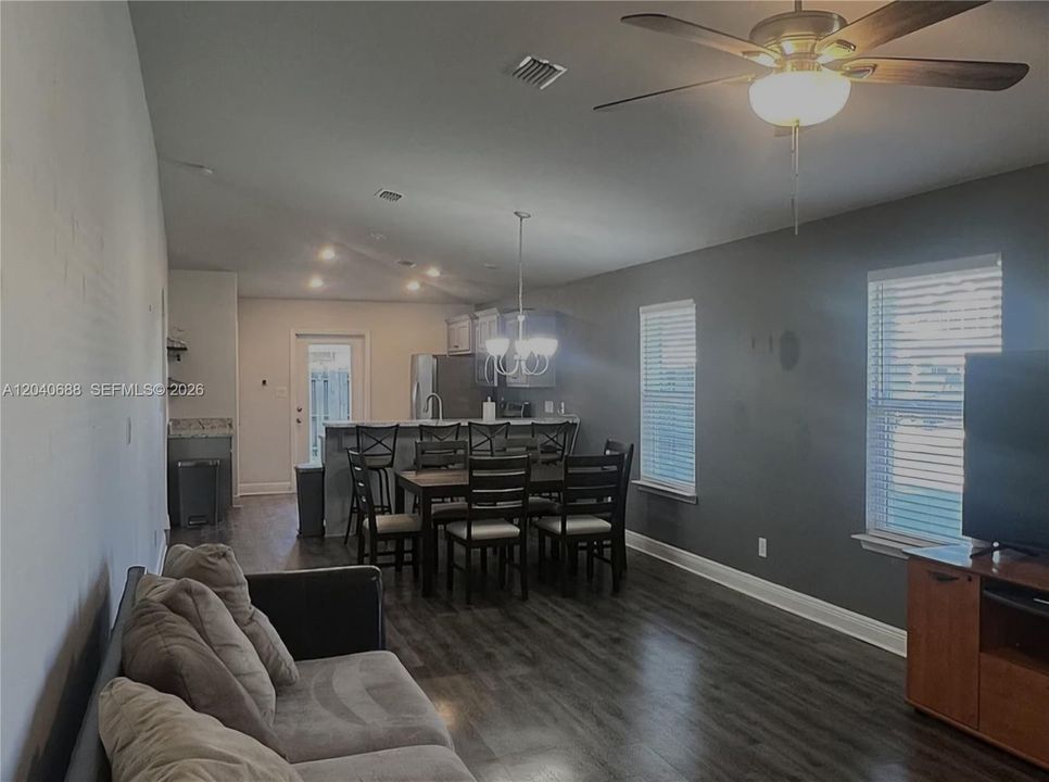 For Rent: $1,575 (4 beds, 2 baths, 1602 Square Feet)