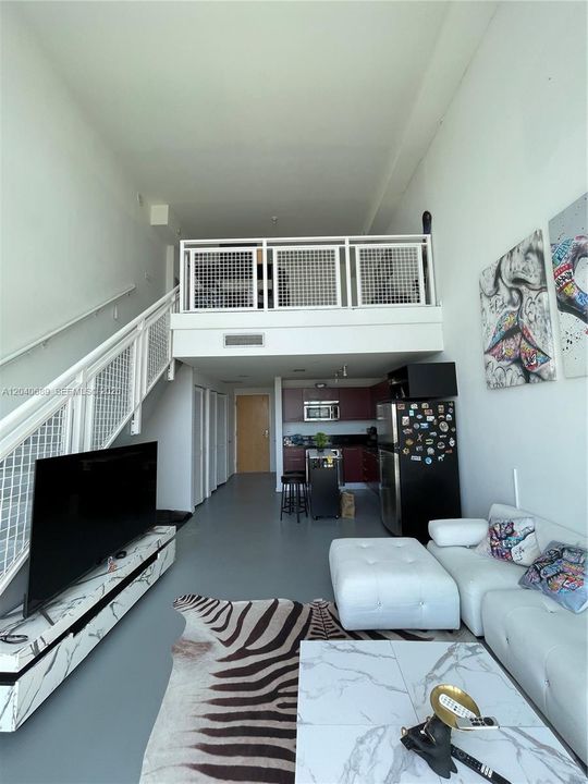 For Rent: $2,750 (1 beds, 1 baths, 978 Square Feet)