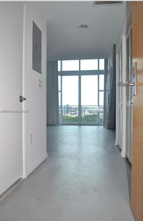 For Rent: $2,750 (1 beds, 1 baths, 978 Square Feet)
