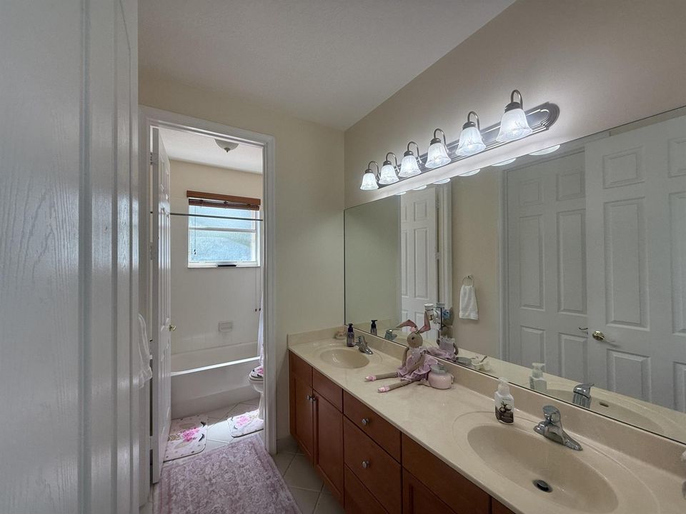 Bedrom 3 ensuite bathroom
