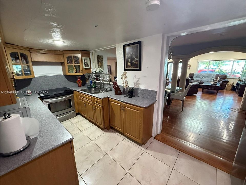 En Venta: $875,000 (5 camas, 3 baños, 2636 Pies cuadrados)