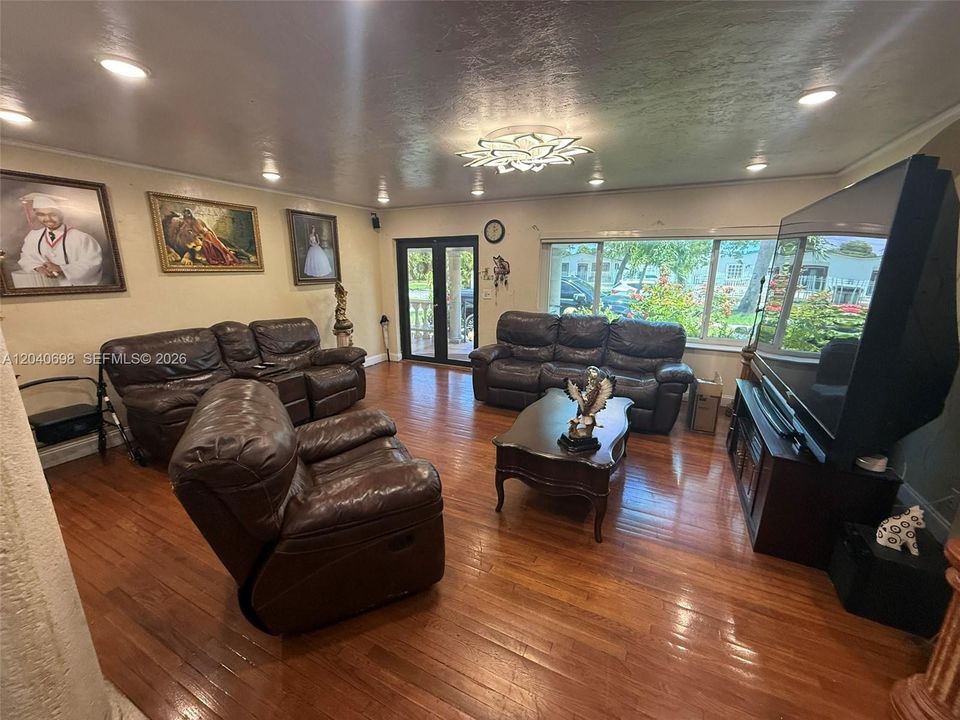 En Venta: $875,000 (5 camas, 3 baños, 2636 Pies cuadrados)