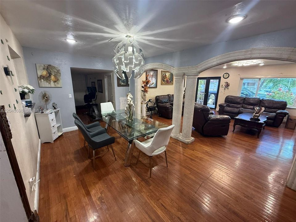 En Venta: $875,000 (5 camas, 3 baños, 2636 Pies cuadrados)