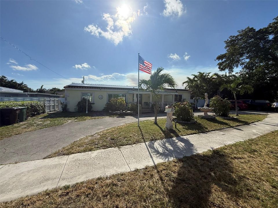 En Venta: $875,000 (5 camas, 3 baños, 2636 Pies cuadrados)