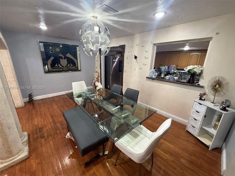 En Venta: $875,000 (5 camas, 3 baños, 2636 Pies cuadrados)