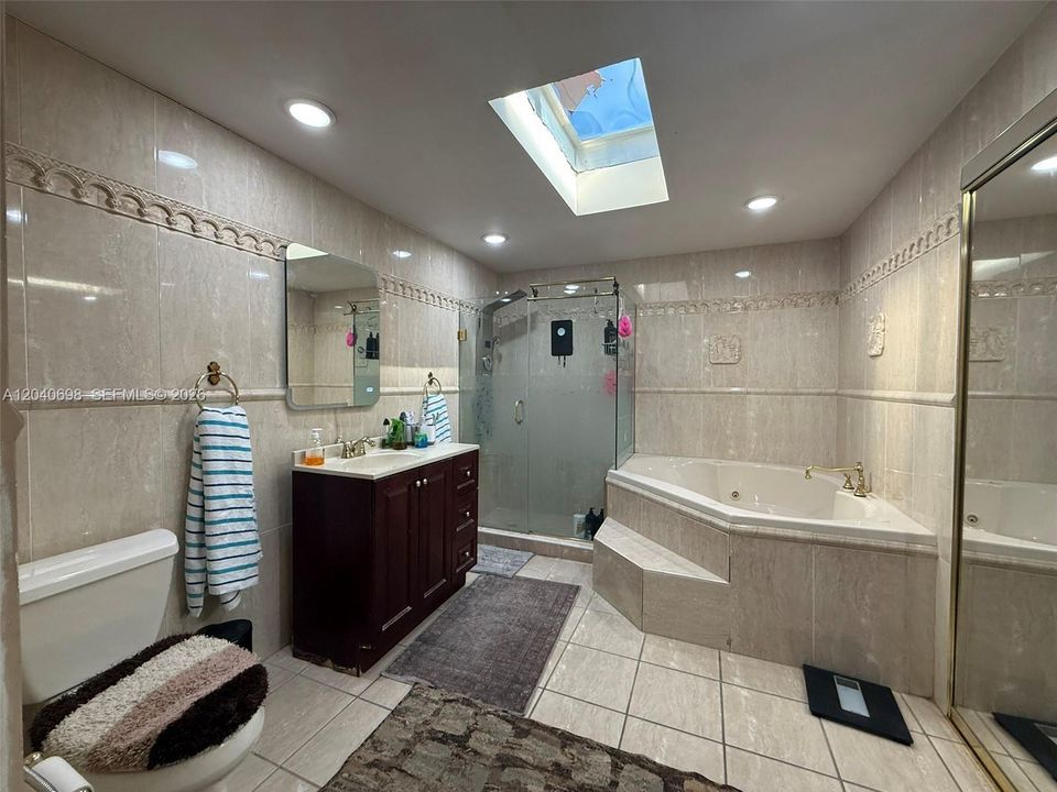 En Venta: $875,000 (5 camas, 3 baños, 2636 Pies cuadrados)