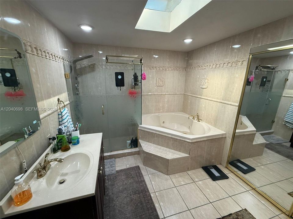 En Venta: $875,000 (5 camas, 3 baños, 2636 Pies cuadrados)