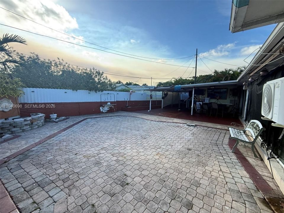 En Venta: $875,000 (5 camas, 3 baños, 2636 Pies cuadrados)