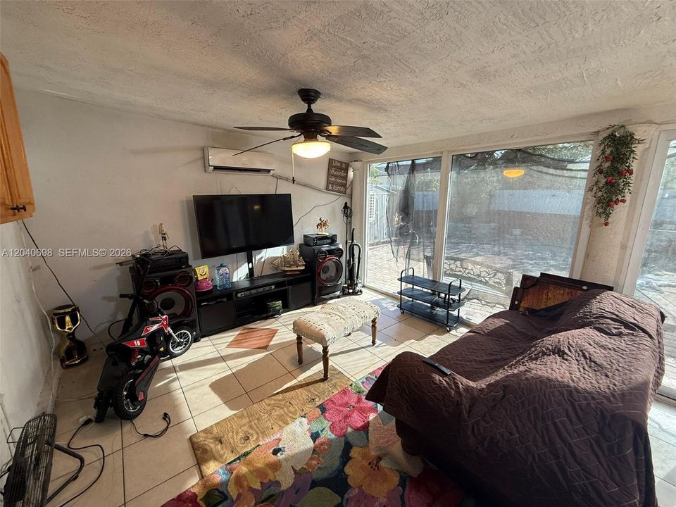 En Venta: $875,000 (5 camas, 3 baños, 2636 Pies cuadrados)