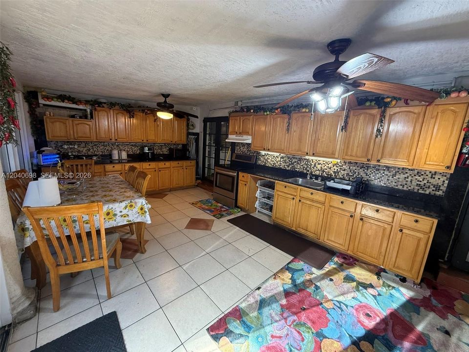 En Venta: $875,000 (5 camas, 3 baños, 2636 Pies cuadrados)