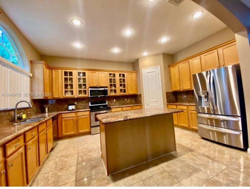 For Sale: $950,000 (6 beds, 4 baths, 3830 Square Feet)