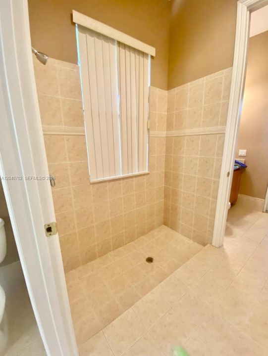 For Sale: $950,000 (6 beds, 4 baths, 3830 Square Feet)