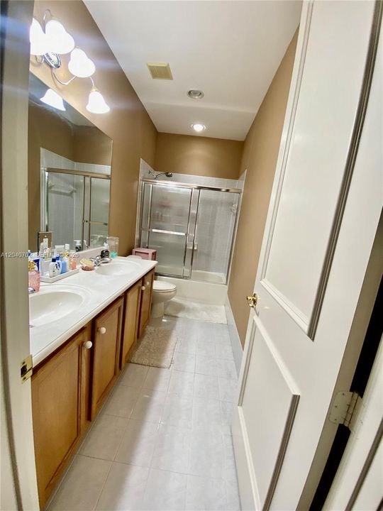 For Sale: $950,000 (6 beds, 4 baths, 3830 Square Feet)