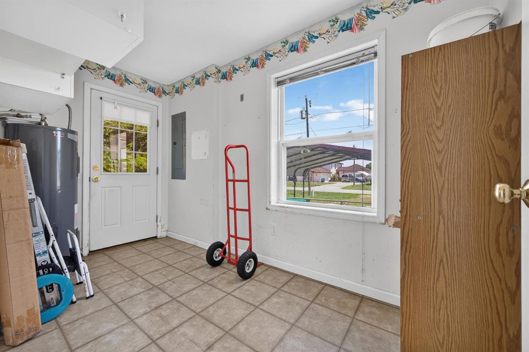Laundry room with natural light 2546 27t