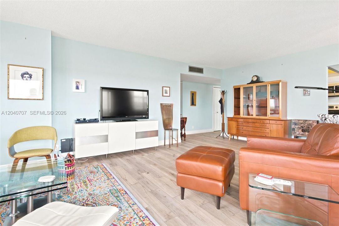 For Sale: $189,000 (2 beds, 2 baths, 1284 Square Feet)