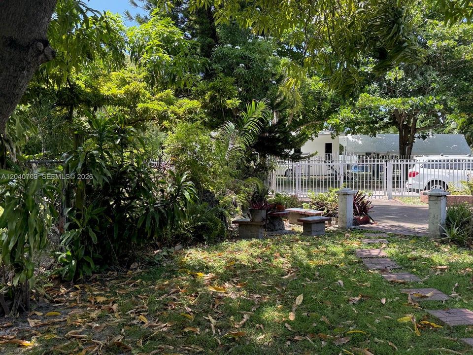 For Sale: $450,000 (2 beds, 2 baths, 1006 Square Feet)