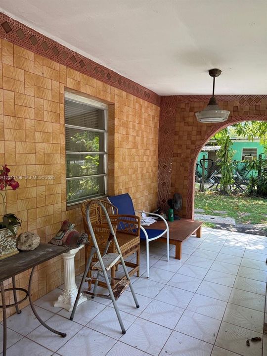 For Sale: $450,000 (2 beds, 2 baths, 1006 Square Feet)