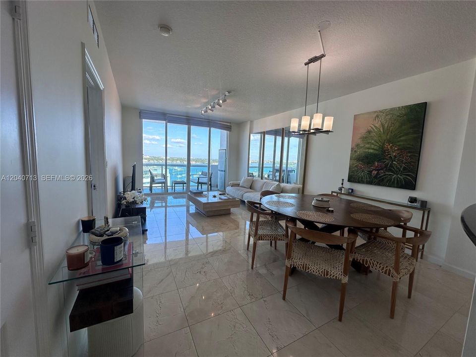For Rent: $2,800 (1 beds, 1 baths, 900 Square Feet)